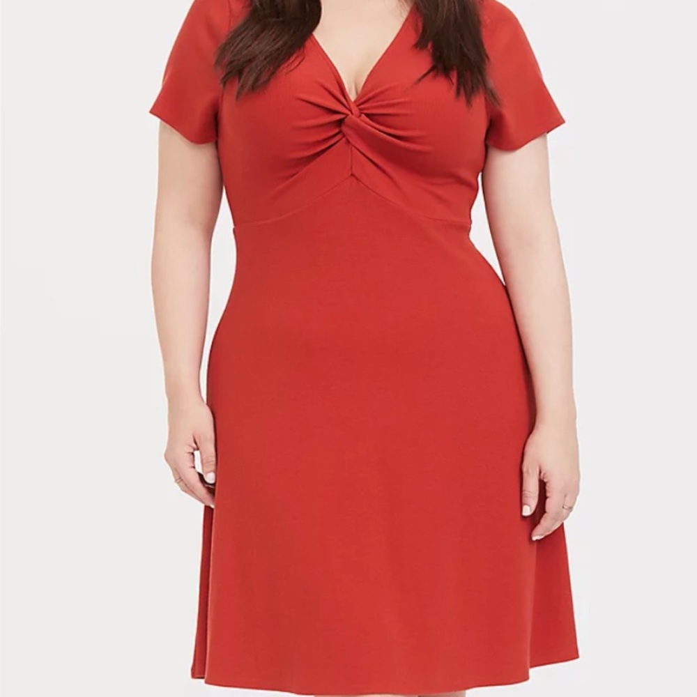Torrid 2X/18-20 NWT Terracotta Red Twist Front Ribbed Short Sleeve dress.
